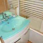 Loue Studio-cabine à *